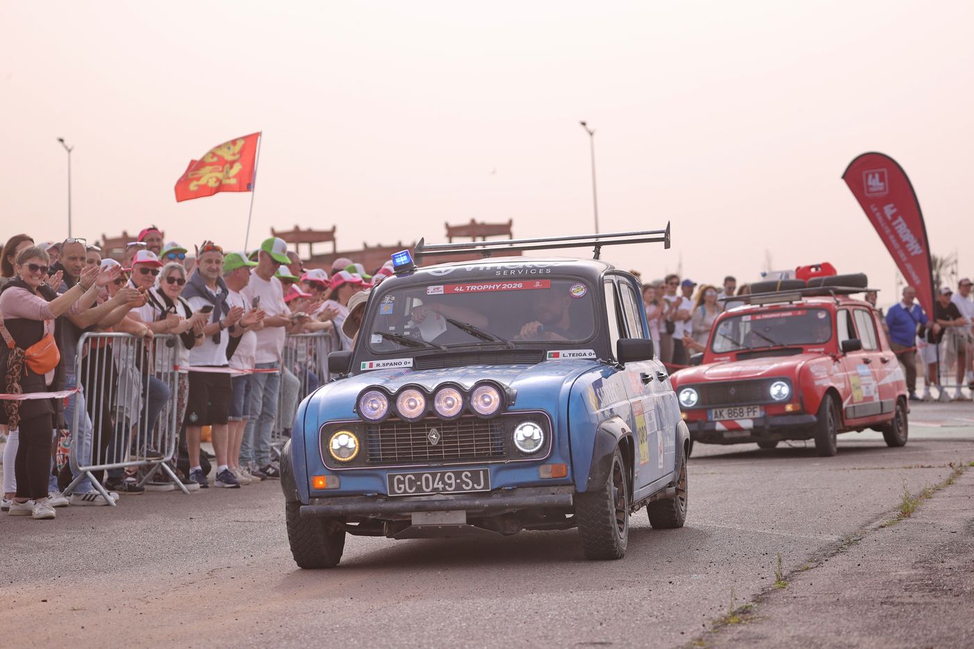 Des 4L au départ du raid, encouragées par la foule
